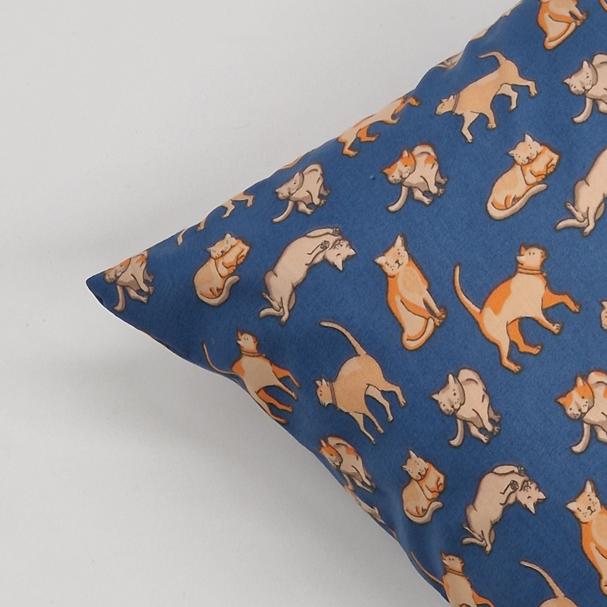 Reading Cushion - Cat Lovers 2