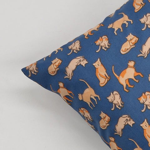 Reading Cushion - Cat Lovers 2